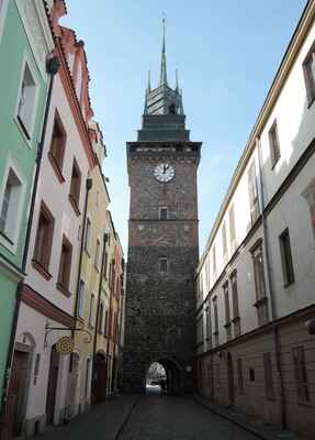 Náměstí vévodí Zelená brána, která je i nepřehlédnutelnou dominantou Pardubic. Mistr Paul, stavitel pana Vieléma z Pernštejna, ji nechal postavit roku 1507 asi v poloviční výšce. Po požáru roku 1538 byla nazývaná "Brána ku Praze jdoucí". Mistrem Jiříkem z Olomouce byla následně vystavěna do výšky 59 metrů.