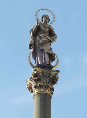 Sloup je 6 metrů vysoký a vrchol zdobí socha Panny Marie.