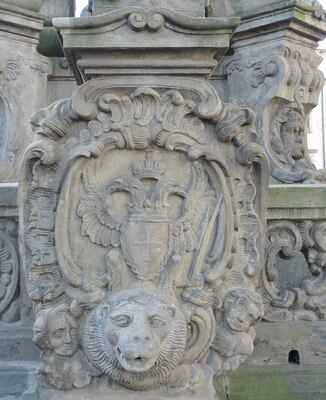 Heraldická výzdoba se symboly českého lva na pískovcové balustrádě.