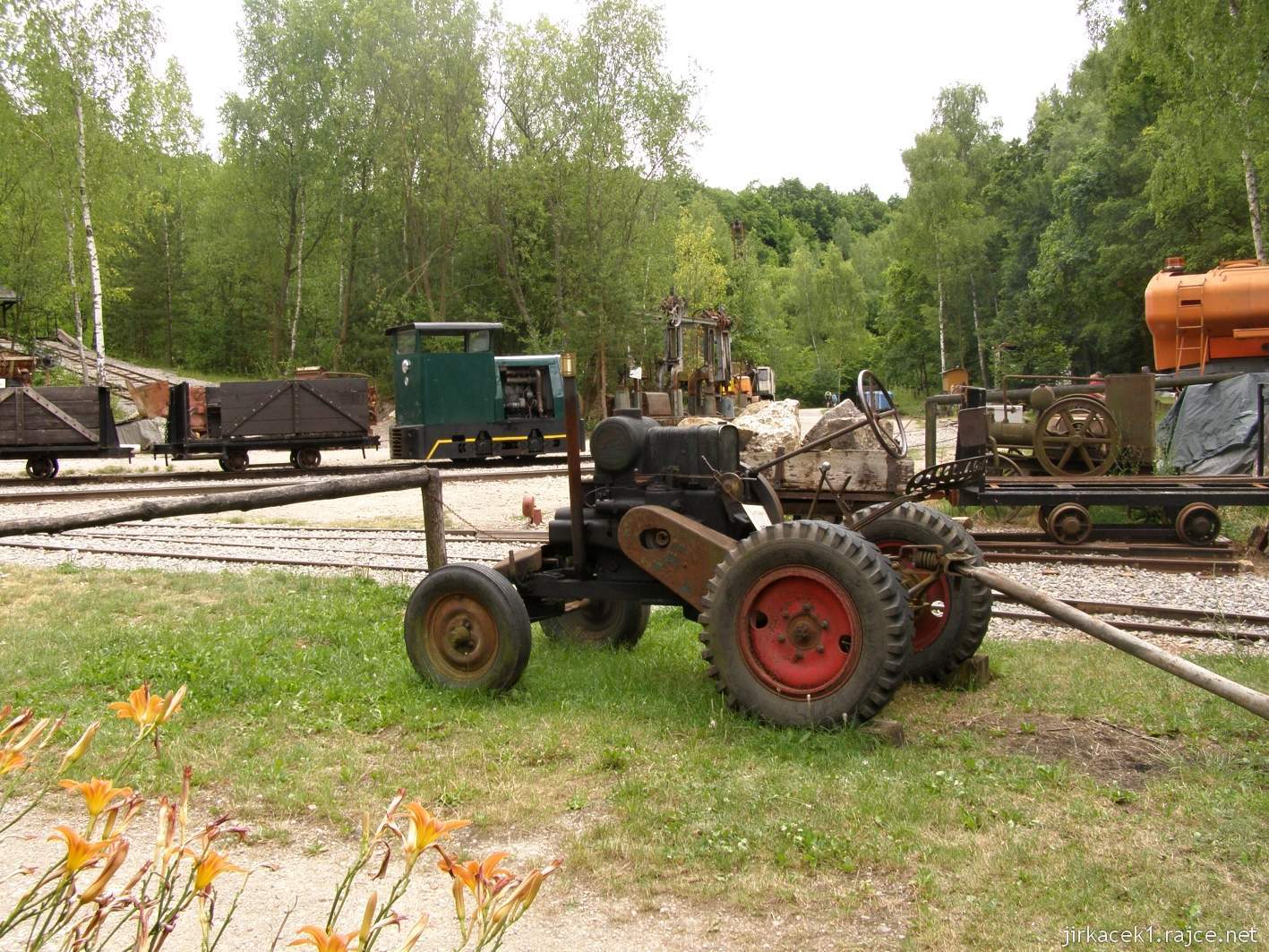 Solvayovy lomy 43 - výletní vláček a traktor