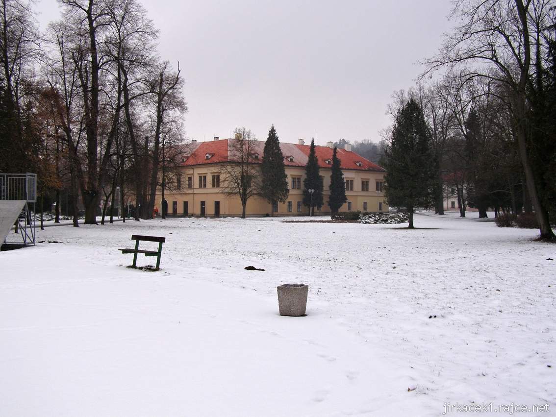 Choceň - zámek 04 - pohled z parku z dálky