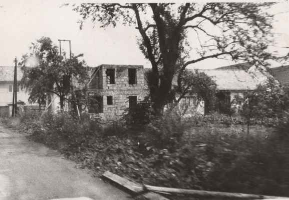 r. 1980 vjezd do obce Komárova