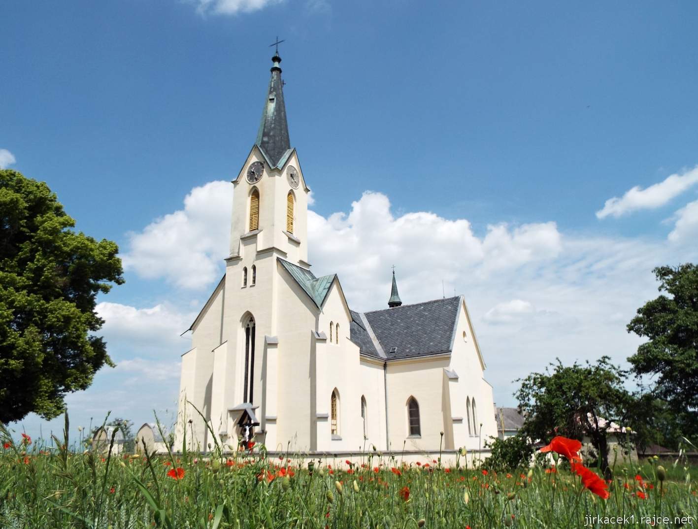 Cholina - kostel Nanebevzetí Panny Marie - svatostánek a vlčí máky