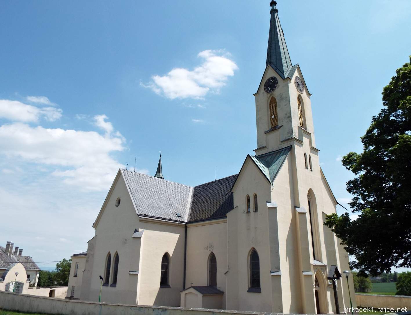 Cholina - kostel Nanebevzetí Panny Marie - boční pohled