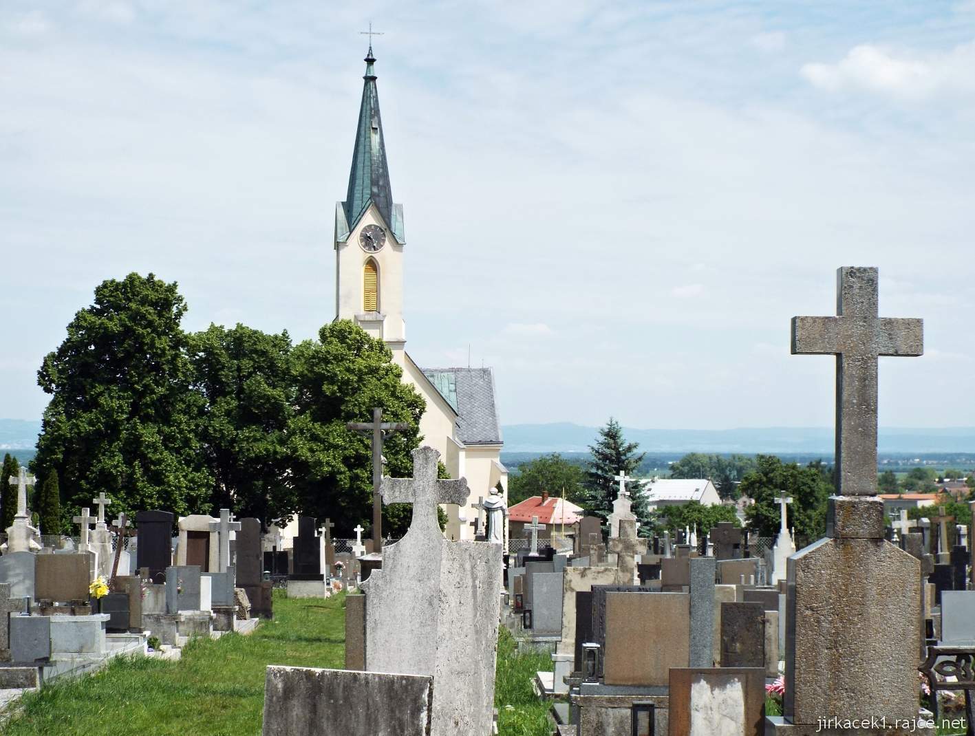 Cholina - kostel Nanebevzetí Panny Marie - pohled ke kostelu ze hřbitova