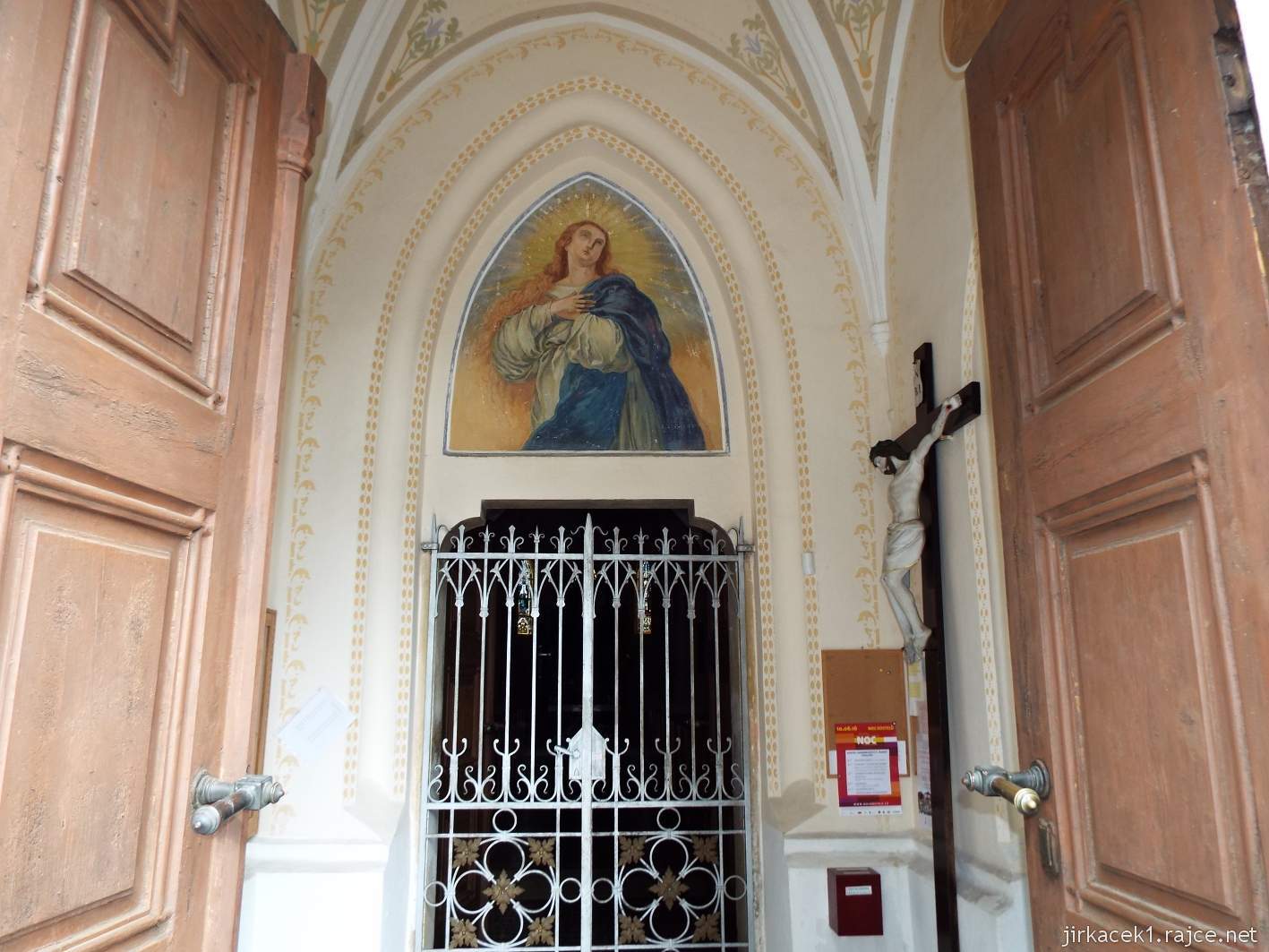 Cholina - kostel Nanebevzetí Panny Marie - vchod do kostela
