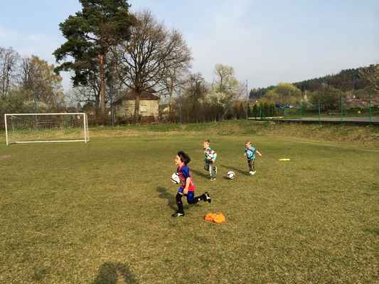 Rychle pryč od žluté - Malí fotbalisté utíkají s balóny pryč od žluté mety k zelené