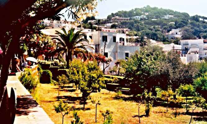 Pohled z  Tiberiových zahrad na Annacapri