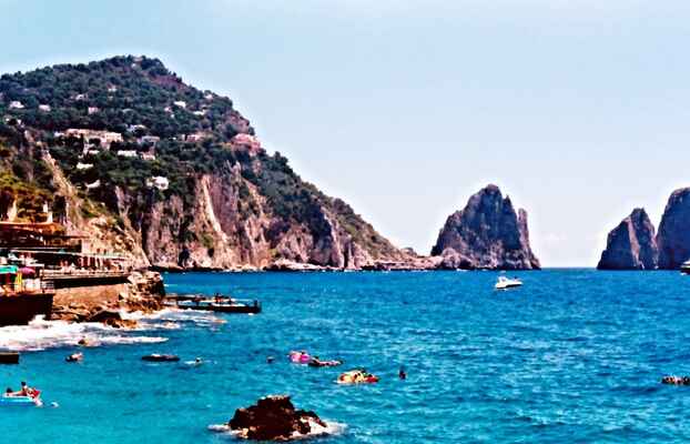 Capri, Marina picolla, pohled směrem k modré jeskyni