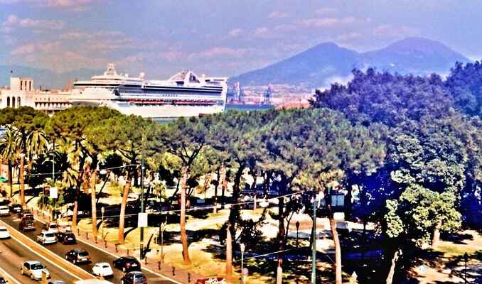 Neapol, pohled na přístav, v pozadí Vesuv