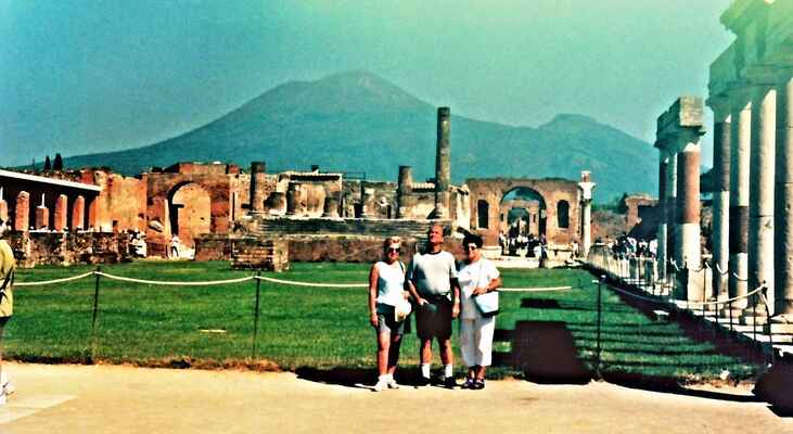Na náměstí v Pompejích, v pozadí Vesuv