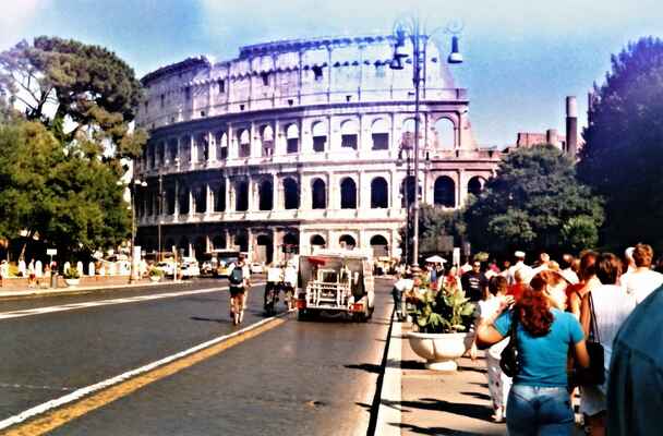 Výprava zájezdu kráčí ke koloseu v Římě