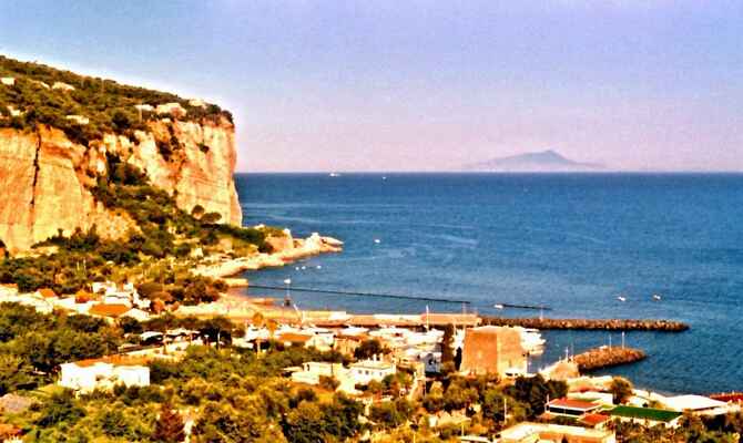 Vico Equense, pohled z hotelu k přístavu, v pozadí Capri