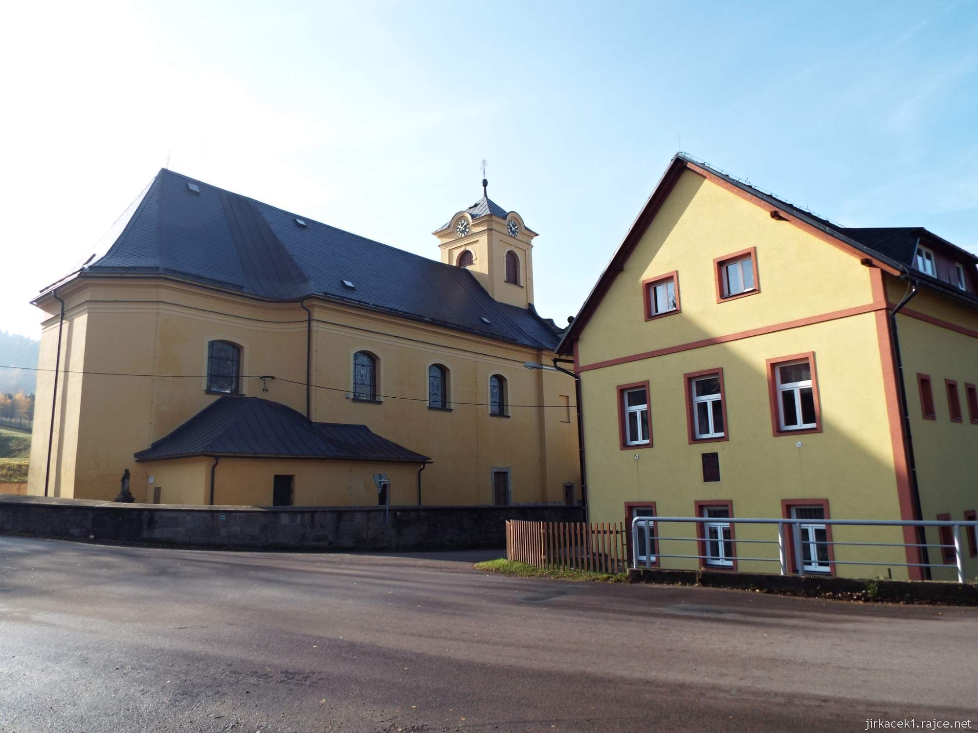 Čenkovice - Kostel sv. Vavřince 03 a obecní úřad