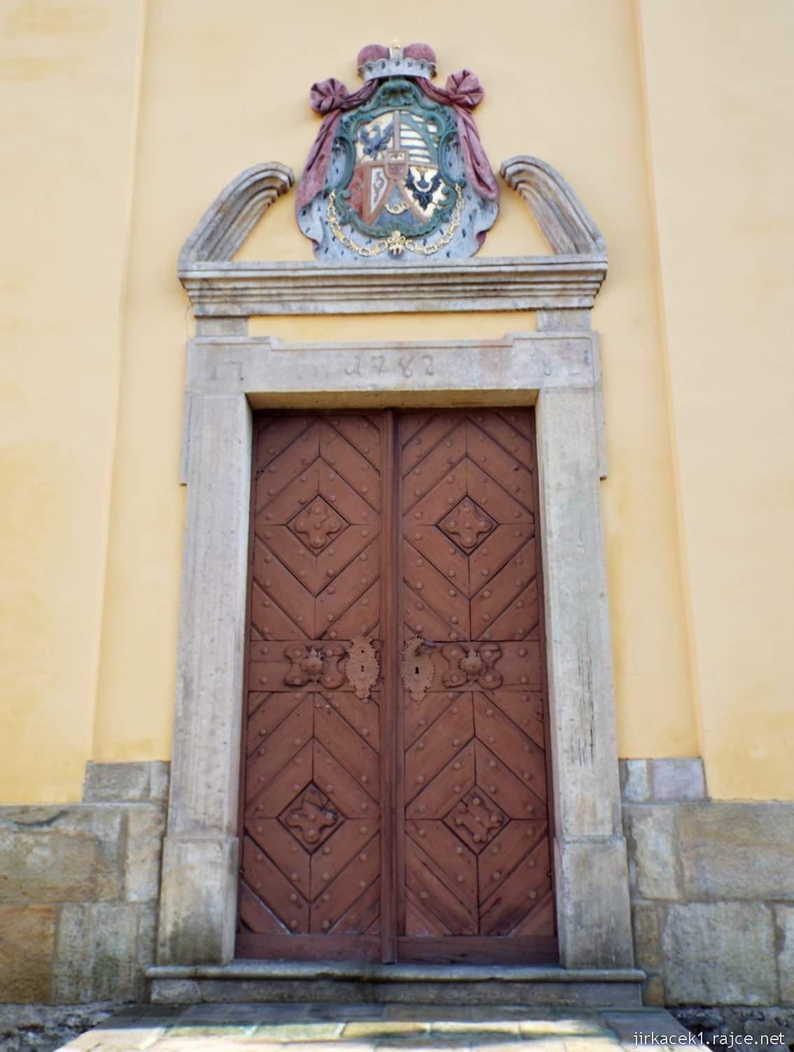 Čenkovice - Kostel sv. Vavřince 15 - vchod s letopočtem 1782 a lichtensteinský znak s knížecí korunou