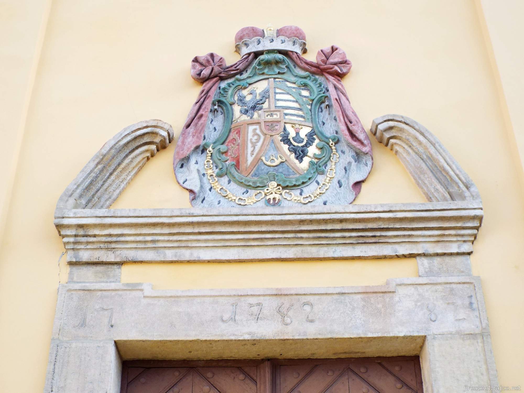 Čenkovice - Kostel sv. Vavřince 16 -  letopočet 1782 nad vchodem a lichtensteinský znak s knížecí korunou