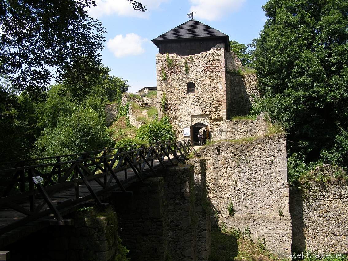 hrad Lukov 01 - vstupní věž a most přes hradní příkop