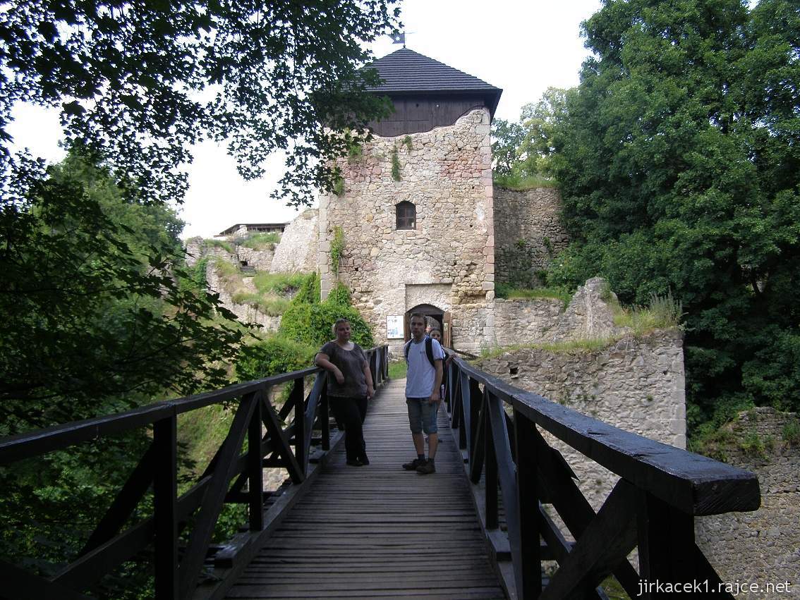 hrad Lukov 02 - vstupní věž a most přes hradní příkop