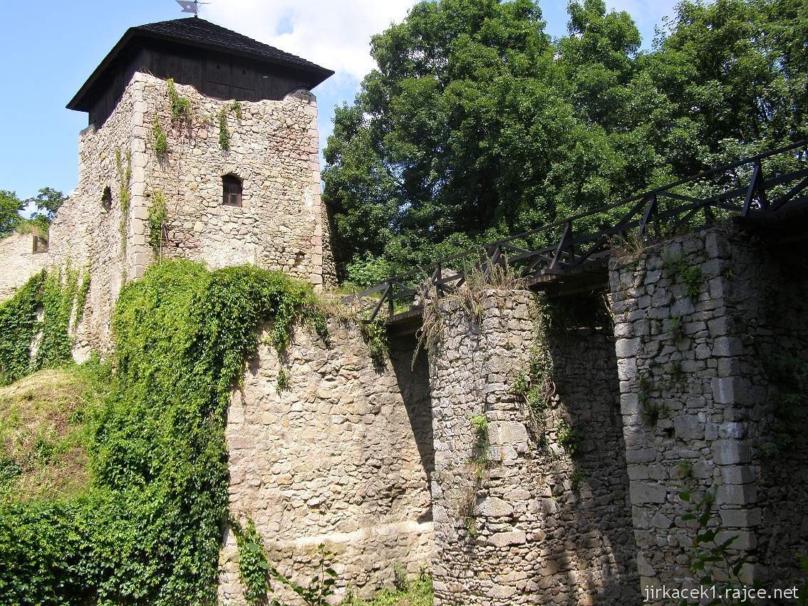 hrad Lukov 04 - vstupní věž a most přes hradní příkop
