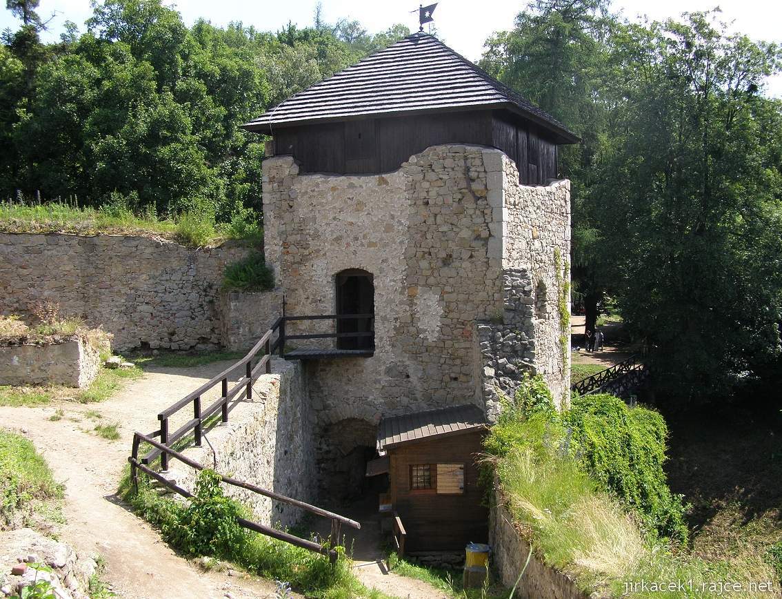 hrad Lukov 10 - vstupní věž - pohled z vnitřního hradu