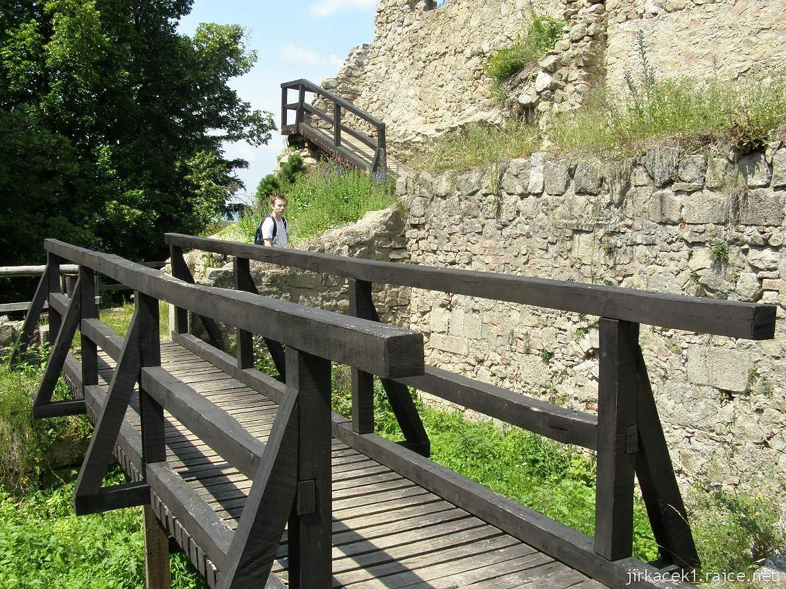 hrad Lukov 30 - dřevěné mostky pro turisty