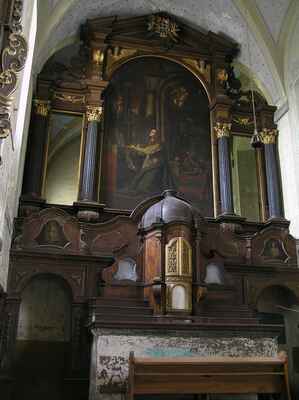 Hlavní oltář je typu tříosého triumfálního oblouku se sloupky a trojúhelníkovým štítem je vybaven titulním obrazem znázorňující Smrt sv. Ludmily. Byl namalován zřejmě v rozmezí let 1653–1655 od Tobiášem Pockem. V bočních polích se nachází obraz sv. Kateřiny a sv. Barbory. Tabernákl a stěna s bočními průchody, vázami a obrazy sv. Václava a sv. Víta jsou rokokové a pochází z poloviny 18. století.