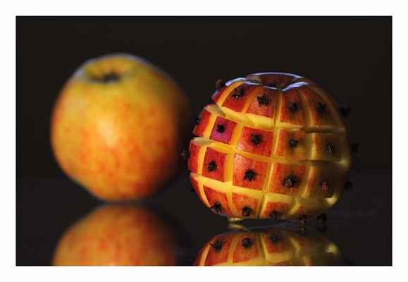 Na dekorativní vykrajování jablíček jsem fakt levá, ale umím zařídit, že to zmordované ovoce působí na chvíli docela fotogenicky. :)