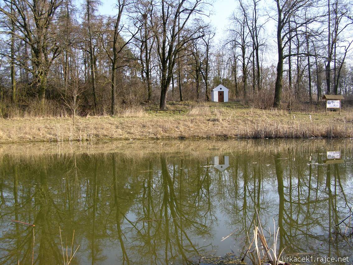 Horka nad Moravou - kaplička Na Skalce - rybník a kaplička
