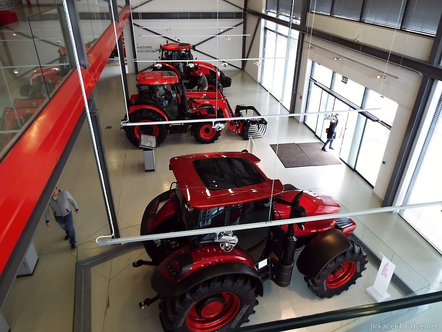 Brno - Zetor Gallery 08 - celkový pohled na expozici moderních traktorů