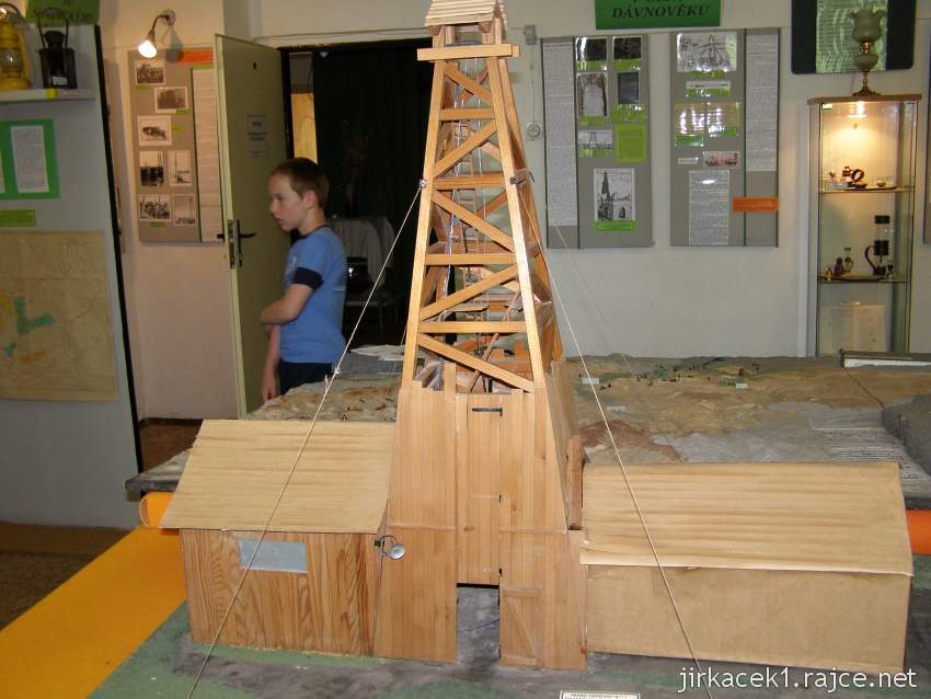 Hodonín - muzeum naftového dobývání a geologie - model těžní věže