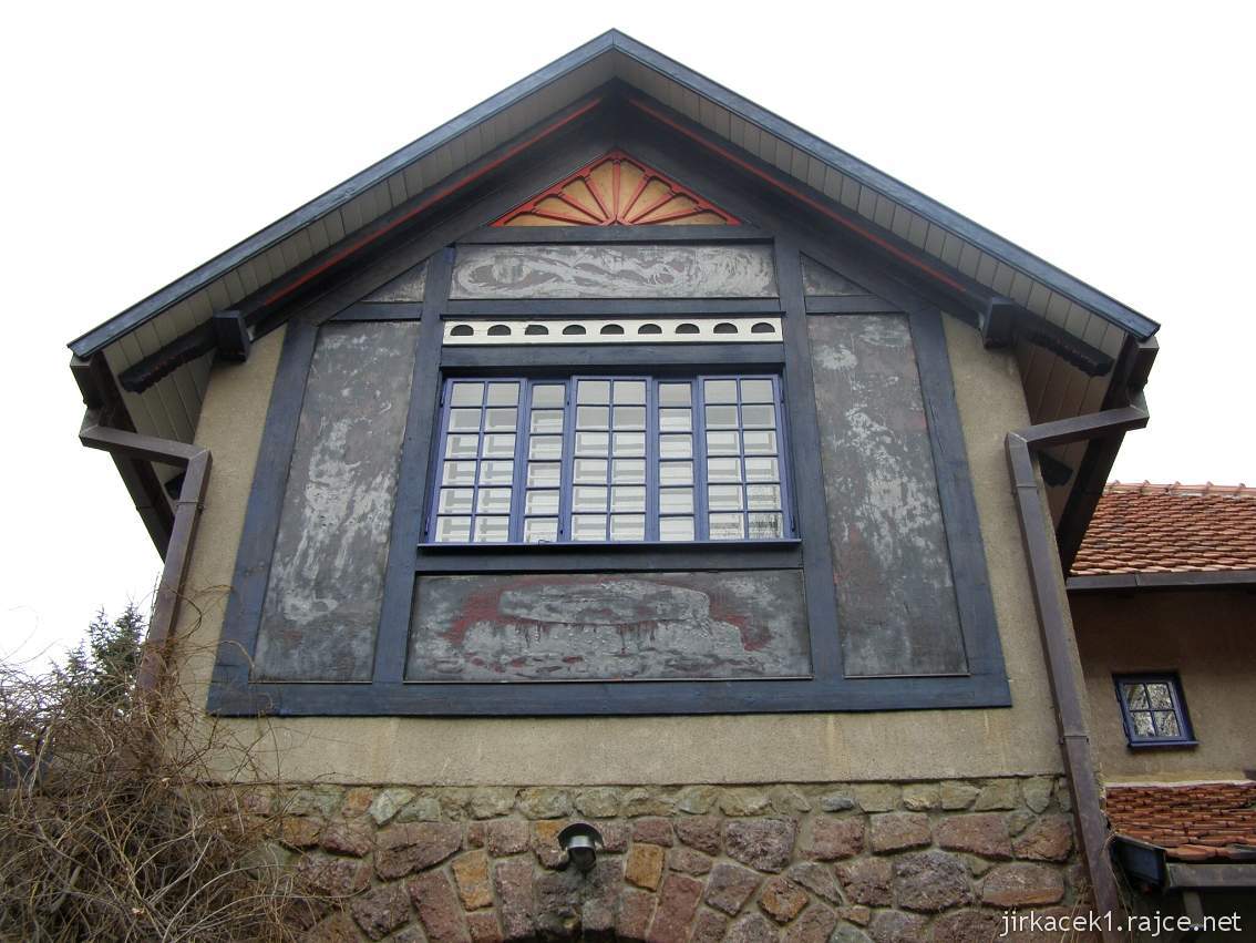 Brno - Jurkovičova vila - mozaika nade dveřmi mozaiky s motivem pohádky Bača a drak