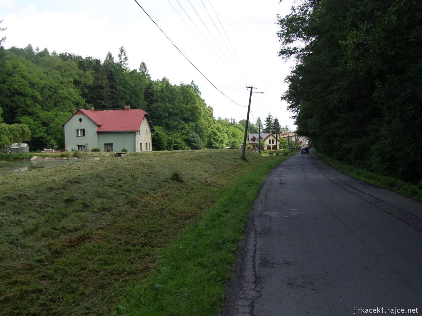 Chabičov ve Slezsku - Dračí mlýn Na Valše 05 - mlýn a silnice
